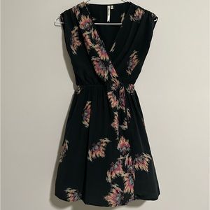 Sleeveless black with circle bursts pattern - XS